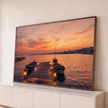 Quadro Decorativo Grande Cais com Barcos para Sala Laranja | quadros decorativos para sala | cais de madeira com barcos de pesca e lanternas acesas sob pôr do sol laranja | Porao dos Quadros