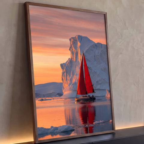Veleiro de velas vermelhas entre icebergs com céu laranja e reflexo no mar ao pôr do sol, quadro decorativo