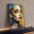 Rosto de mulher em pop art craquelado, lábios vermelhos, tons amarelo e azul e skyline, quadro decorativo