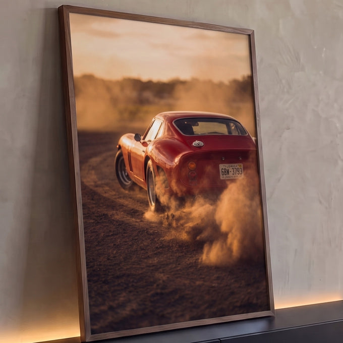 Carro esportivo vermelho vintage derrapando na terra e levantando poeira ao pôr do sol, quadro decorativo