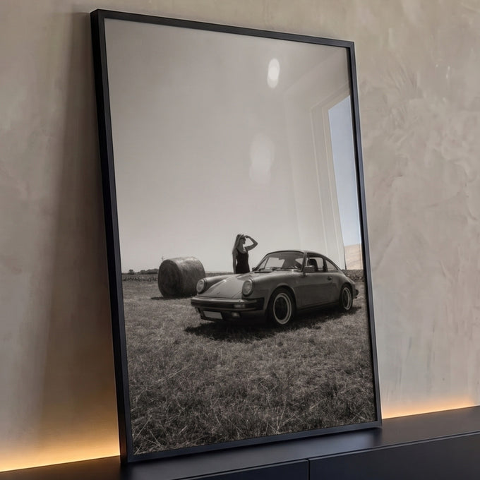 Porsche 911 clássico em campo com mulher e fardo de feno, fotografia preto e branco, quadro decorativo