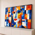 Rosto de mulher cubista com lábios vermelhos entre blocos geométricos azuis e laranja, quadro decorativo