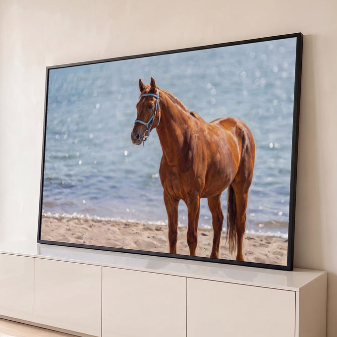 Cavalo alazão de cabresto azul em pé na areia diante do mar brilhante, quadro decorativo