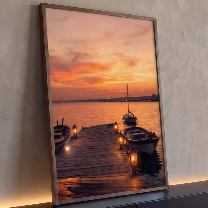 Pôr do sol laranja sobre o mar com cais de madeira, lanternas acesas e barcos, quadro decorativo
