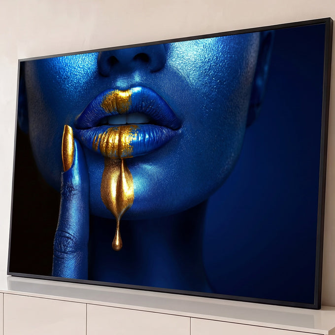 Quadro Decorativo Grande Rosto e Lábios para Sala Azul | quadros decorativos para sala | rosto azul metálico com lábios dourados escorrendo e dedo com unha dourada tocando a boca | Porao dos Quadros