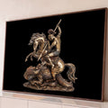 São Jorge a cavalo vencendo o dragão em escultura de bronze dourado sobre fundo preto, quadro decorativo