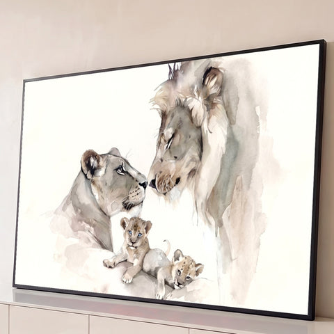 Leão e leoa se tocando o focinho com dois filhotes de olhos azuis em aquarela bege, quadro decorativo