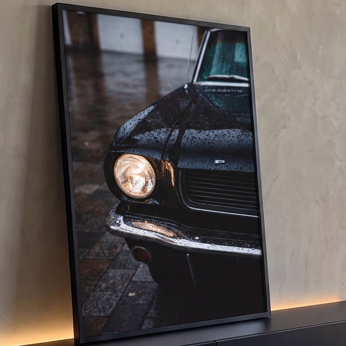 Frente de carro clássico preto molhado de chuva com farol aceso e para-choque cromado, quadro decorativo