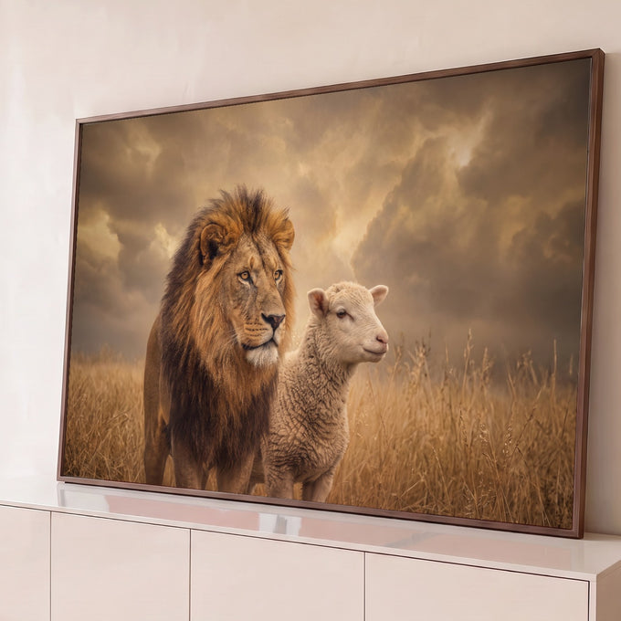 Leão de juba farta ao lado de um cordeiro em campo dourado sob céu nublado, quadro decorativo