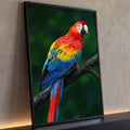 Arara vermelha com asas azuis e amarelas pousada em galho sobre fundo verde, quadro decorativo