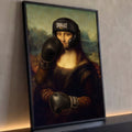 Quadro Decorativo Grande Mona Lisa Boxeadora para Sala Preto | quadros decorativos para sala | Mona Lisa com capacete e luvas de boxe pretas em pose de defesa | Porao dos Quadros