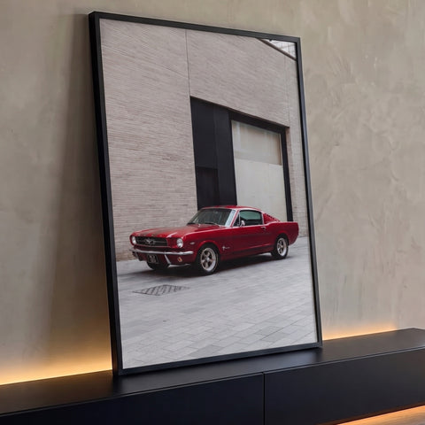 Mustang fastback clássico vermelho estacionado diante de parede de tijolos bege, quadro decorativo