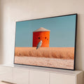 Garça cinzenta em campo de grama dourada diante de torre laranja sob céu azul, quadro decorativo