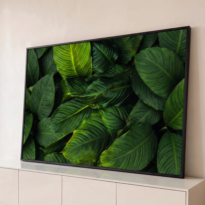Quadro Decorativo Grande Folhagem Tropical Verde para Sala | quadros decorativos para sala | close de folhas tropicais verde escuras sobrepostas com nervuras marcadas | Porao dos Quadros