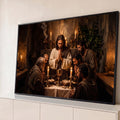 Jesus orando com os apóstolos na Santa Ceia à luz de velas, com cálice dourado e pão, quadro decorativo