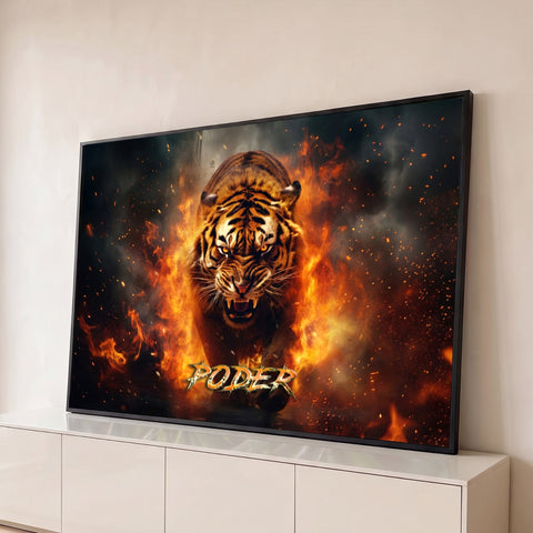 Tigre rosnando avançando entre chamas e faíscas sobre fundo escuro com a palavra PODER, quadro decorativo