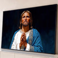 Jesus Cristo de mãos unidas em oração, manto azul e túnica branca sobre fundo escuro, quadro decorativo