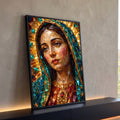 Quadro Decorativo Grande Nossa para Sala | quadros decorativos para sala | rosto feminino sacro em mosaico de cristais com manto verde e halo dourado | Porao dos Quadros