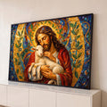 Jesus de manto vermelho abraça um cordeiro branco em mosaico dourado e azul com folhas, quadro decorativo