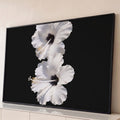 Quadro Decorativo Grande Flores Brancas de Hibisco para Sala | quadros decorativos para sala | duas flores brancas de hibisco com centro escuro e estames amarelos sobre fundo preto | Porao dos Quadros