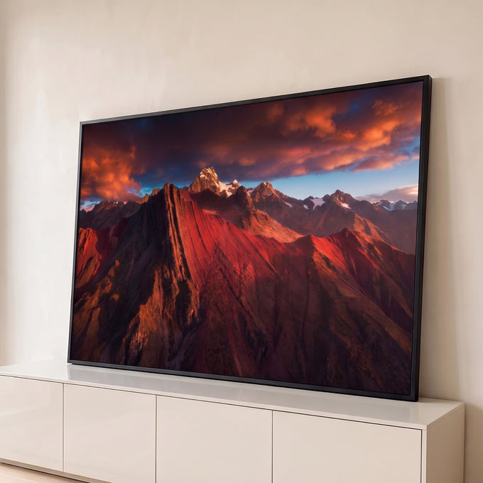 Cordilheira dos Andes vermelha com picos nevados sob céu de nuvens alaranjadas, quadro decorativo