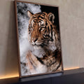 Tigre de olhos âmbar envolto em fumaça branca sobre fundo escuro, fotografia artística, quadro decorativo