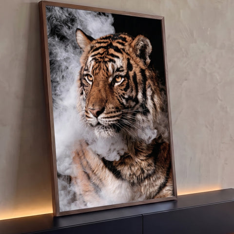 Tigre de olhos âmbar envolto em fumaça branca sobre fundo escuro, fotografia artística, quadro decorativo