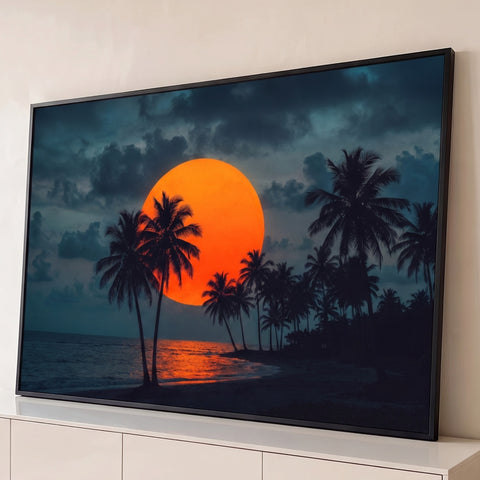 Lua laranja gigante entre silhuetas de palmeiras sobre praia noturna e céu nublado azul, quadro decorativo