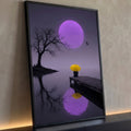 Lua roxa, árvore seca e pessoa com guarda-chuva amarelo no píer refletidos no lago, quadro decorativo