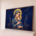 Nossa Senhora de manto azul ninando o Menino Jesus com auréola dourada e céu estrelado, quadro decorativo