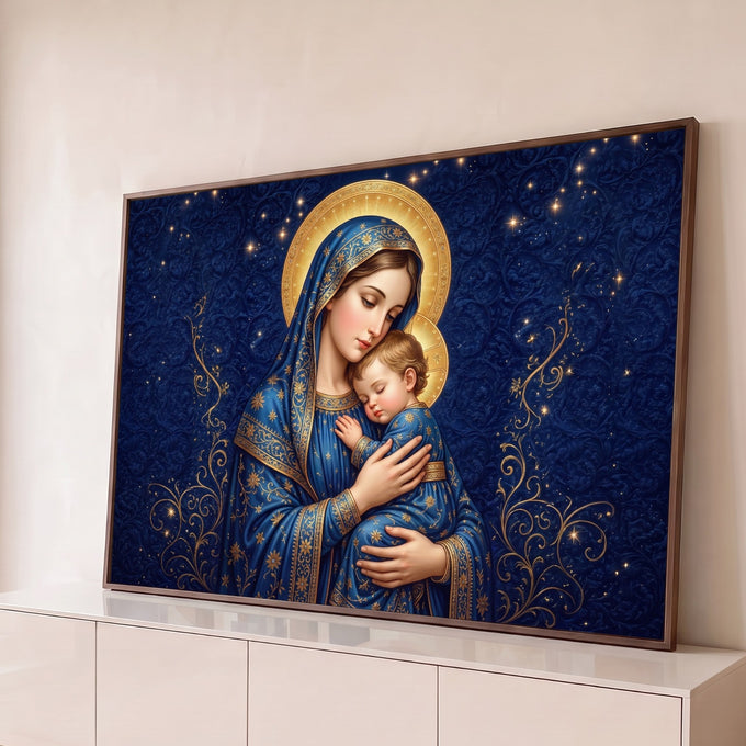 Nossa Senhora de manto azul ninando o Menino Jesus com auréola dourada e céu estrelado, quadro decorativo