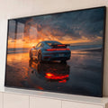 Porsche prata-azulado na praia ao pôr do sol com lanternas refletidas na areia molhada, quadro decorativo