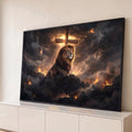 Leão de Judá sentado em rocha diante de cruz iluminada, entre chamas e nuvens escuras, quadro decorativo
