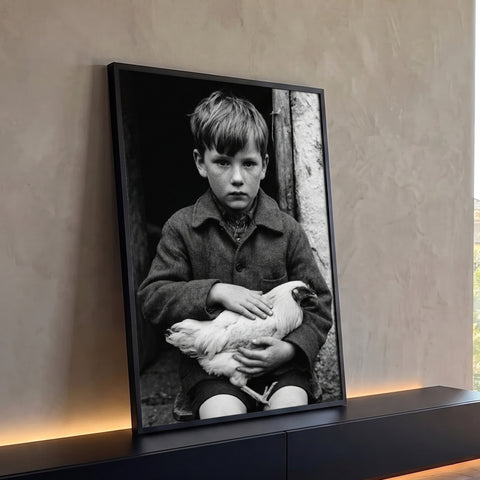 Fotografia preto e branco de menino sardento de casaco tweed segurando galinha branca, quadro decorativo