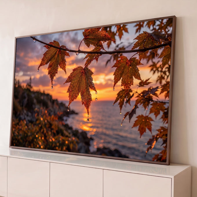 Folhas de bordo com gotas de chuva em contraluz e pôr do sol laranja sobre o mar, quadro decorativo