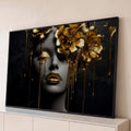 Rosto feminino com lábios e flores de ouro e tinta dourada escorrendo sobre fundo preto, quadro decorativo