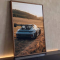 Porsche 911 GT3 RS azul-acinzentado de traseira em campo dourado ao pôr do sol, quadro decorativo