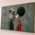 Casal surreal se beijando, homem de bolinhas e blazer xadrez, mulher de suéter vermelho, quadro decorativo