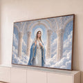Nossa Senhora de manto azul e véu branco entre nuvens e arcos de pérolas, auréola dourada, quadro decorativo