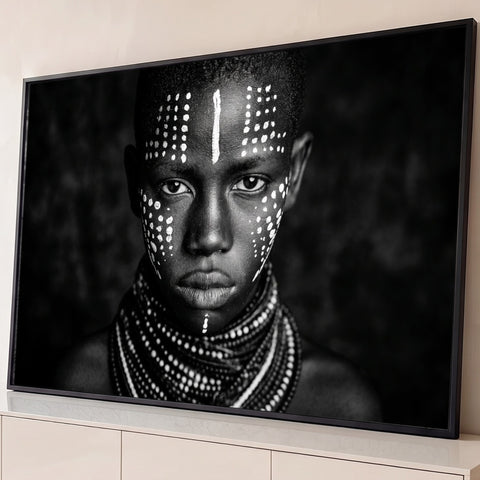 Retrato de jovem africano com pintura facial de pontos brancos e colares de contas, quadro decorativo