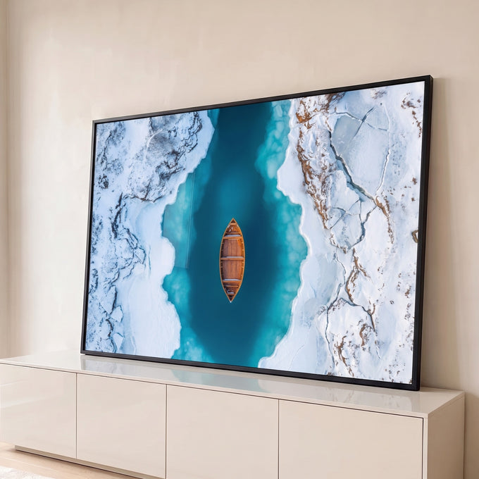Quadro Decorativo Grande Barco Rio Turquesa Gelado para Sala | quadros decorativos para sala | vista aérea de barco de madeira vazio em rio turquesa entre margens de neve e gelo | Porao dos Quadros