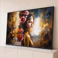 Mulher de olhos fechados com rosas no cabelo e roupa dourada em fundo pintado, quadro decorativo