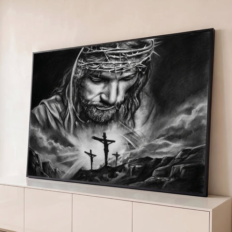 Jesus com coroa de espinhos sobre as três cruzes do Calvário em desenho a carvão, quadro decorativo