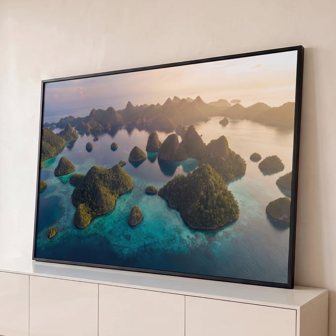Quadro Decorativo Grande Arquipélago Tropical para Sala Azul | quadros decorativos para sala | vista aérea de ilhas verdes cercadas por mar turquesa ao entardecer | Porao dos Quadros