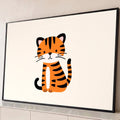 Quadro Decorativo Grande Tigrinho para Quarto de Bebê | quadros decorativos para sala | filhote de tigre cartoon sentado com listras laranja e pretas sobre fundo bege | Porao dos Quadros