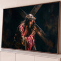 Jesus Cristo com coroa de espinhos e manto vermelho carregando a cruz em fundo escuro, quadro decorativo