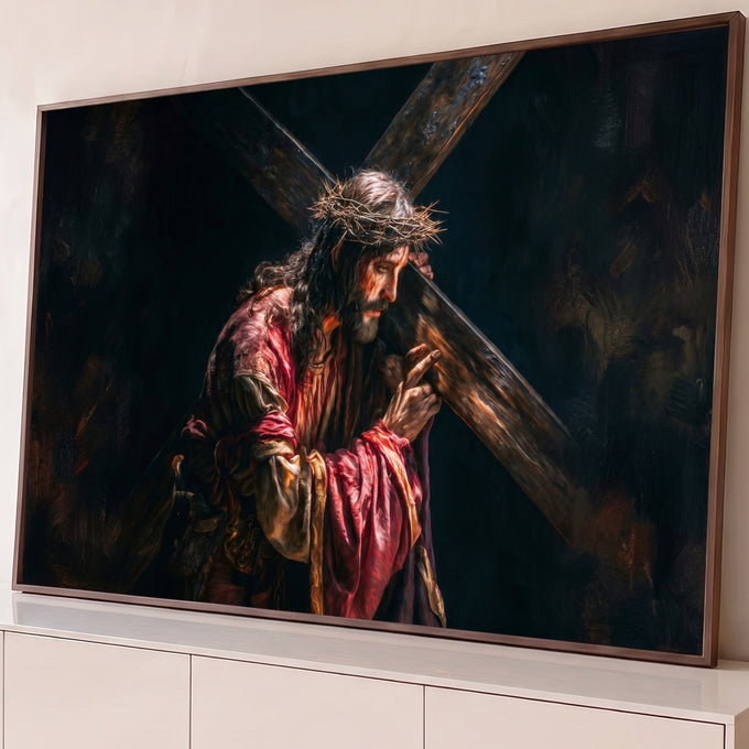 Jesus Cristo com coroa de espinhos e manto vermelho carregando a cruz em fundo escuro, quadro decorativo