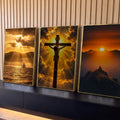 Quadro Decorativo Kit 3 Telas Cristo na Cruz para Sala | quadros decorativos para sala | tríptico com Cristo crucificado ao centro, veleiro e pessoa no cume ao pôr do sol | Porao dos Quadros