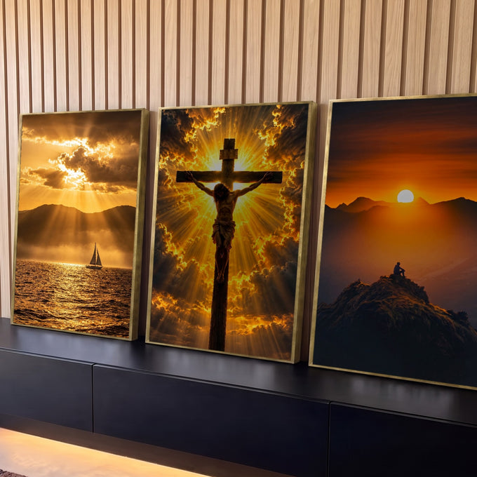 Quadro Decorativo Kit 3 Telas Cristo na Cruz para Sala | quadros decorativos para sala | tríptico com Cristo crucificado ao centro, veleiro e pessoa no cume ao pôr do sol | Porao dos Quadros