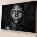 Retrato P&B de mulher africana com pintura facial de pontos brancos e colares, quadro decorativo